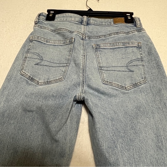 American Eagle Outfitters Women's Strigid Mom Jean Light Wash Size 2 - Picture 4 of 16